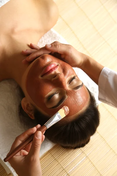 Mujer mientras que el procedimiento cosmético facial —  Fotos de Stock