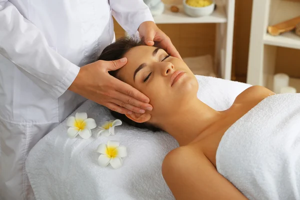 Mujer joven en salón de spa de belleza —  Fotos de Stock