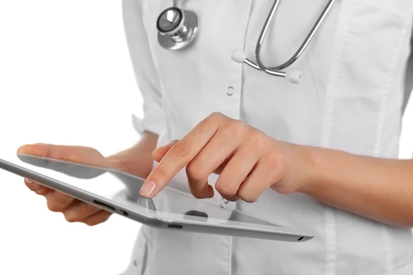 Vrouwelijke arts werkzaam op digitale tablet geïsoleerd op wit — Stockfoto