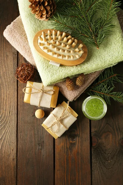 Мыло и крем ручной работы с экстрактом сосны и спа-процедурами на деревянном фоне — стоковое фото