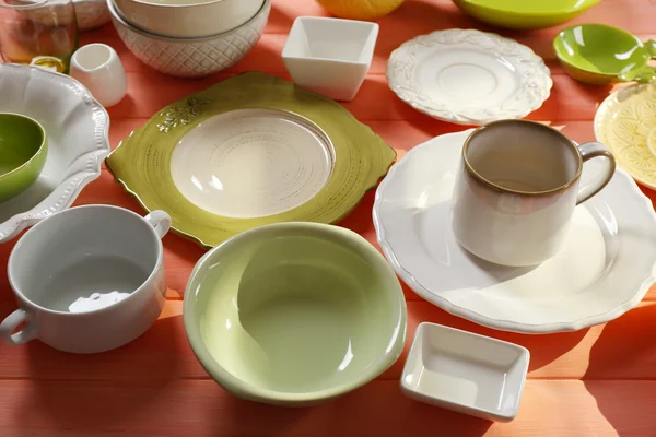 Louça diferente na mesa de madeira fechar — Fotografia de Stock