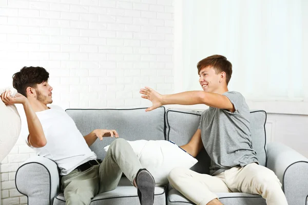 Dos hermanos peleando con almohadas — Foto de Stock