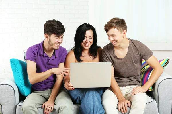 Heureux portrait de famille sur canapé — Photo