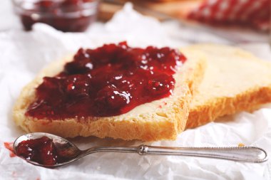 Ekmek tereyağı ve ev yapımı reçel ile