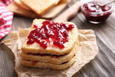 Ekmek tereyağı ve ev yapımı reçel ile