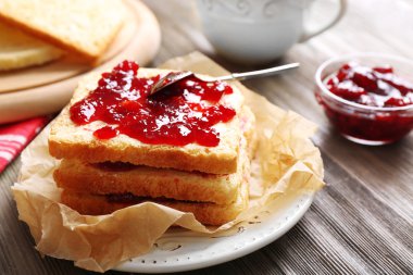 Ekmek tereyağı ve ev yapımı reçel ile