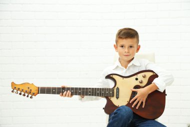 Gitar çalan küçük çocuk