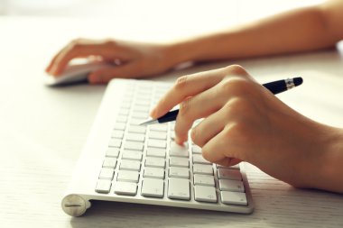 Masada, portre klavye yazarak kalem ile el