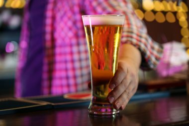Bira cam işyerinde tutan barmen
