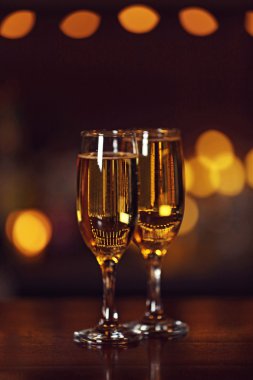 İki kadeh şampanya, sayaç, bulanık ışıklar arka plan üzerinde bar üzerinde