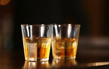 Viski cam bardak ayakta bar counter