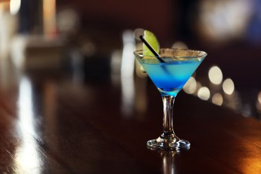 Bar tezgahında kokteyl arka planda