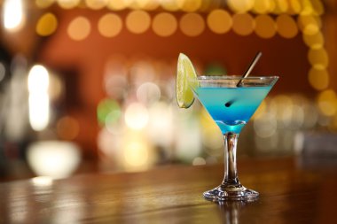 Bar tezgahında kokteyl arka planda
