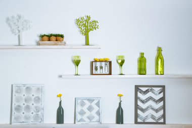 Farklı ev nesne ve beyaz duvar arka plan üzerinde raf dekorasyon