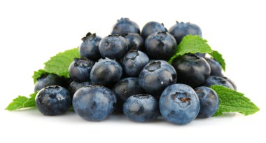 Beyaz izole nane ile taze yaban mersini