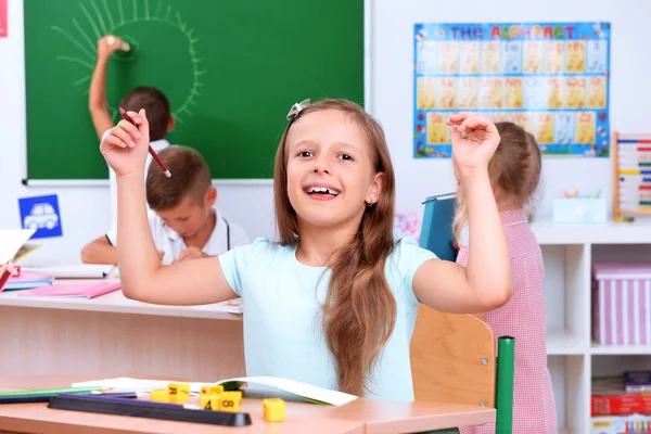 Bambini alle scrivanie in classe — Foto Stock