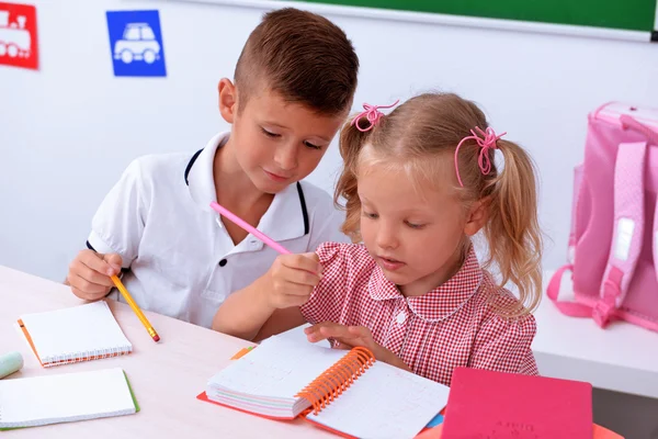 Liten pojke och flicka i klassrummet — Stockfoto