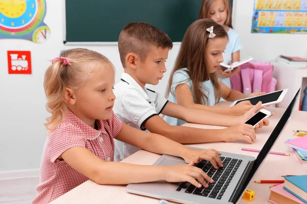 Gruppo di bambini a computer portatile — Foto Stock