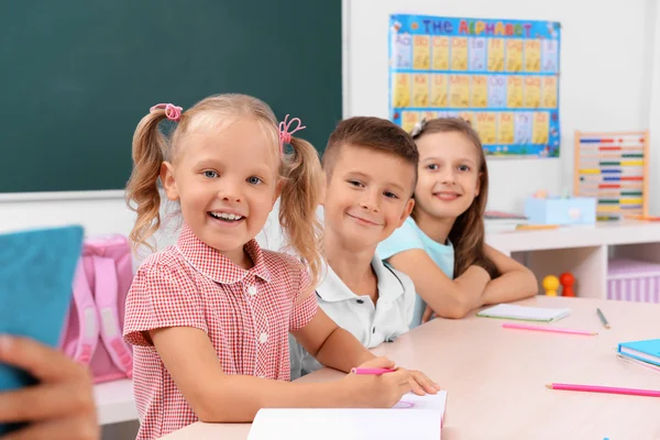 Groupe d'enfants en classe — Photo