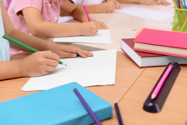 Grupo Niños Dibujando Escritorio Primer Plano —  Fotos de Stock