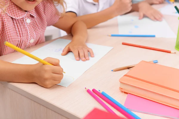 Gruppo Bambini Che Disegnano Alla Scrivania Primo Piano — Foto Stock