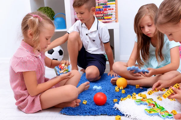 Gruppe spielender Kinder — Stockfoto