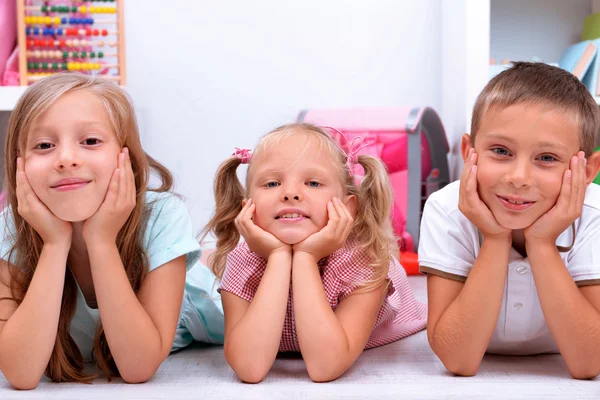 Fila di bambini in classe — Foto Stock