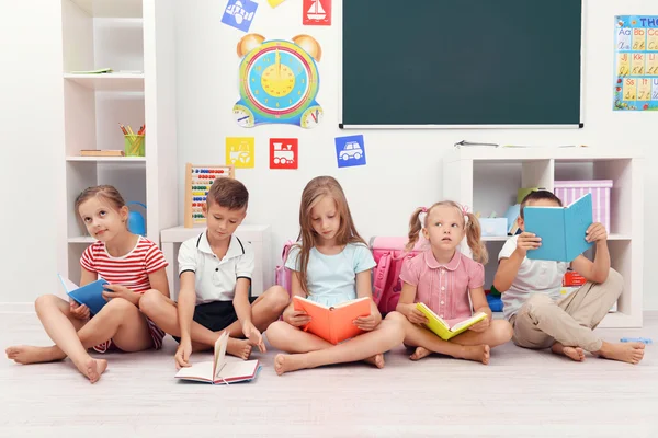 Fila di bambini in classe — Foto Stock