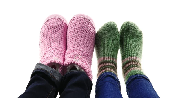 Menschenfüße in Stricksocken — Stockfoto