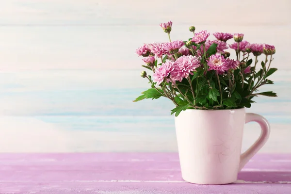 Belles fleurs de chrysanthème violet sur fond en bois — Photo