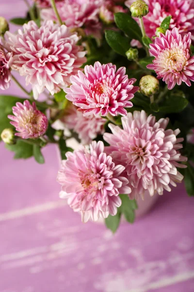 Kaunis violetti krysanteemi kukkia puinen pöytä, lähikuva — kuvapankkivalokuva