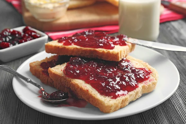 Pan con mantequilla y mermelada casera — Foto de Stock