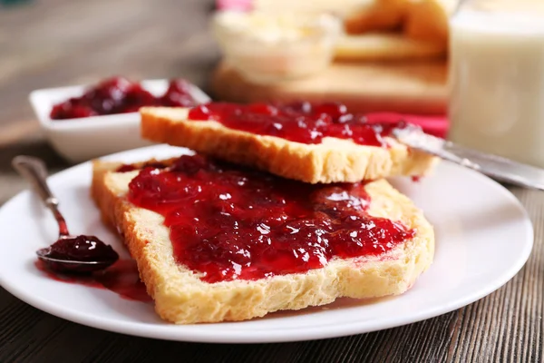 Pan con mantequilla y mermelada casera — Foto de Stock