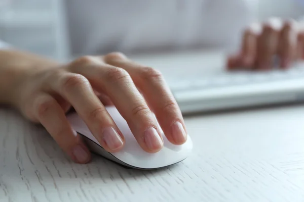 Mano femenina con ratón de ordenador en la mesa, primer plano — Foto de Stock