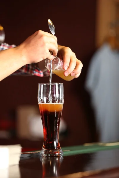 Barman is bier gieten in glas — Stockfoto