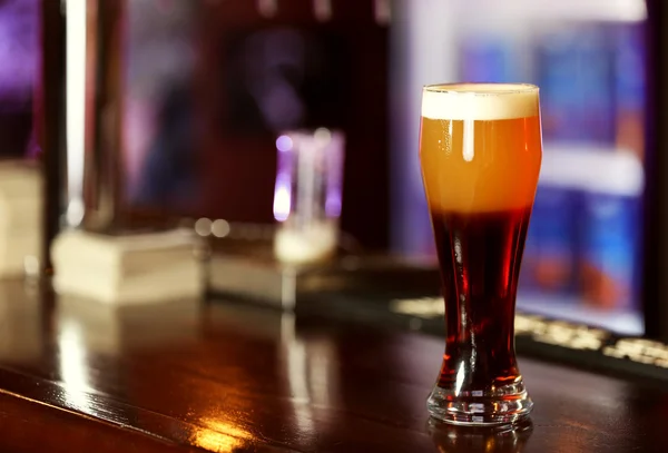 Cold beer glass on bar or pub desk — Stock Photo, Image