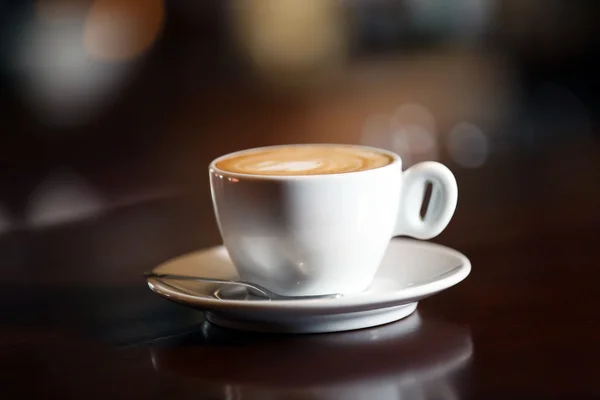 Tazza di cappuccino sul bancone del bar — Foto Stock