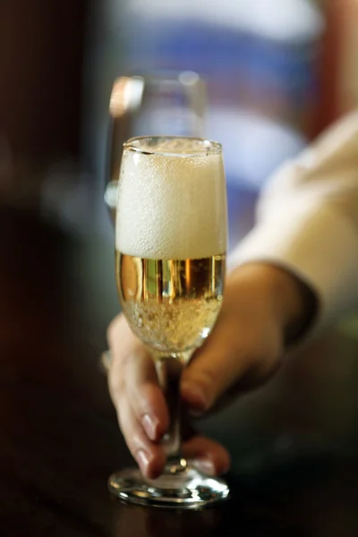 Barman segurando vidro com champanhe, close-up — Fotografia de Stock