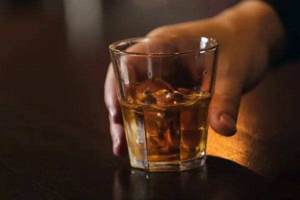 Whiskey üveg poharat a férfi kezét, Inspirációk — Stock Fotó