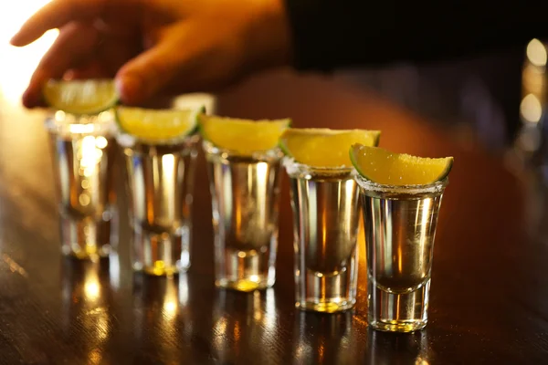 Retrato de barman bonito no trabalho — Fotografia de Stock