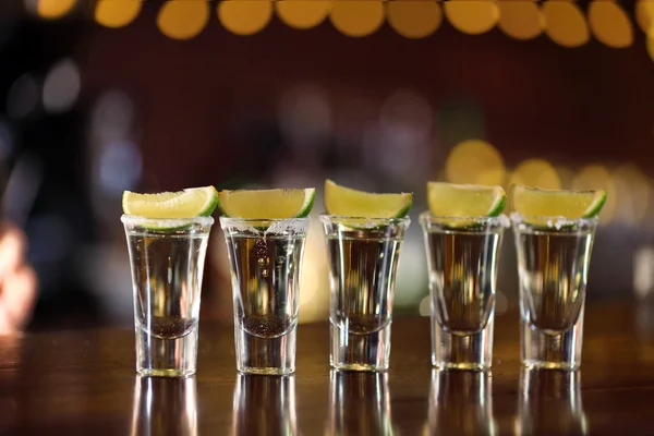 Bicchierini con tequila sul bancone del bar — Foto Stock