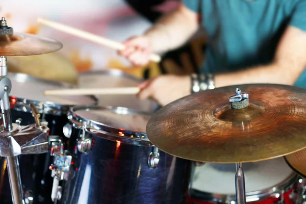 Mão de baterista com bastões e tambores, close-up — Fotografia de Stock
