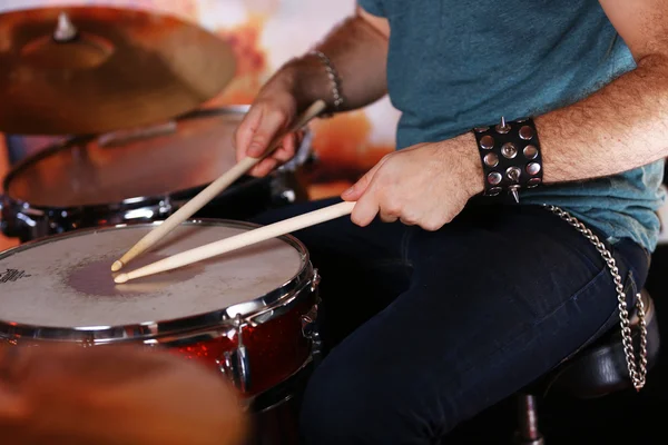 Hand des Schlagzeugers mit Sticks und Trommeln, Nahaufnahme — Stockfoto