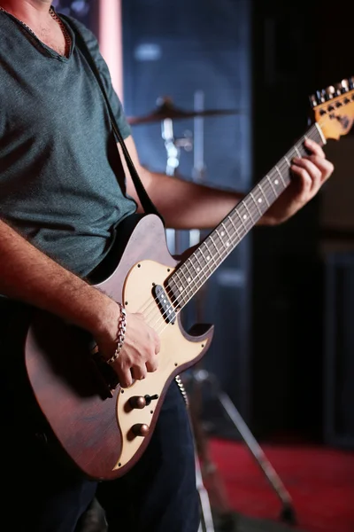 Young man playing on electric guitar close up — Stock Photo, Image