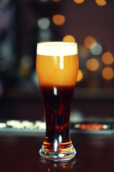 Barda ya da bar masasında soğuk bira bardağı — Stok fotoğraf