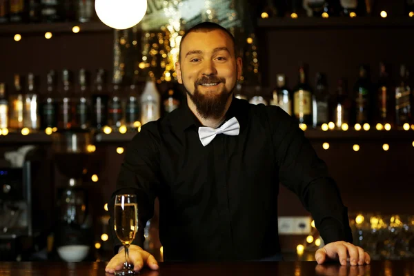 英俊的酒吧侍者上班的肖像 — 图库照片