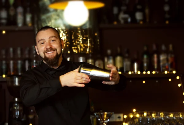 Barkeeper mit Shaker macht Cocktail — Stockfoto
