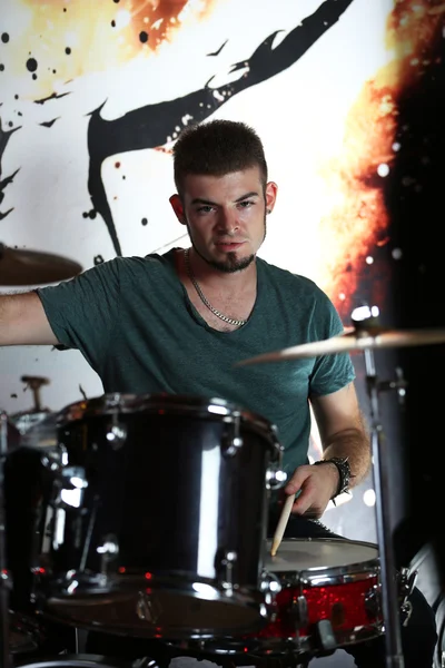 Opgewonden drummer op lichte achtergrond — Stockfoto