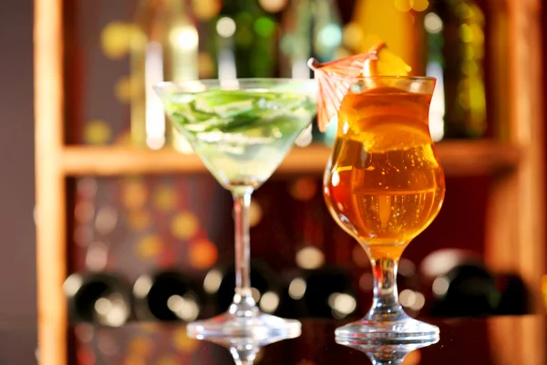 Sklenice koktejl na baru pozadí — Stock fotografie