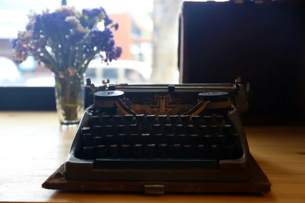 Retro psací stroj na dřevěný stůl zblízka — Stock fotografie